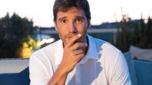 Stefano De Martino grande annuncio - alberghiero.it (Fonte foto @stefanodemartino)