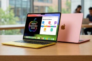 Anteprima dei nuovi MacBook economici Apple in colori giallo e rosa esposti su una scrivania in legno per l'evento Apple Experience del 4 marzo 2026